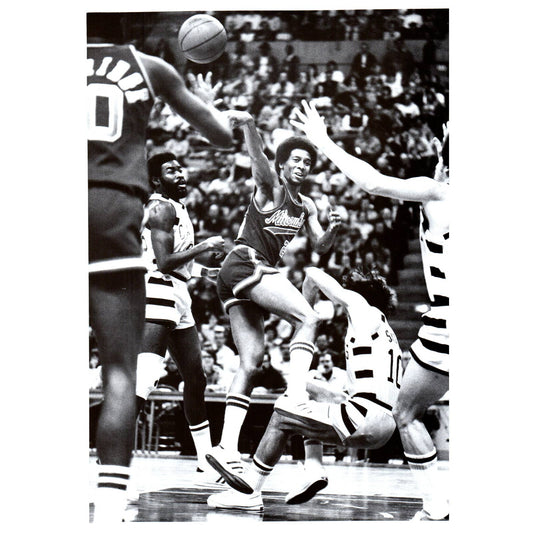 1975 Press Photo Basketball NBA Milwaukee Bucks Gary Brokaw 7x9" AD3