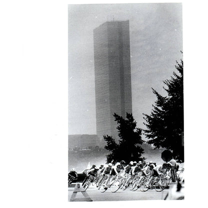 1987 Press Photo Bay State Bicycle Race Memorial Drive Hancock Tower 8x10" AD3