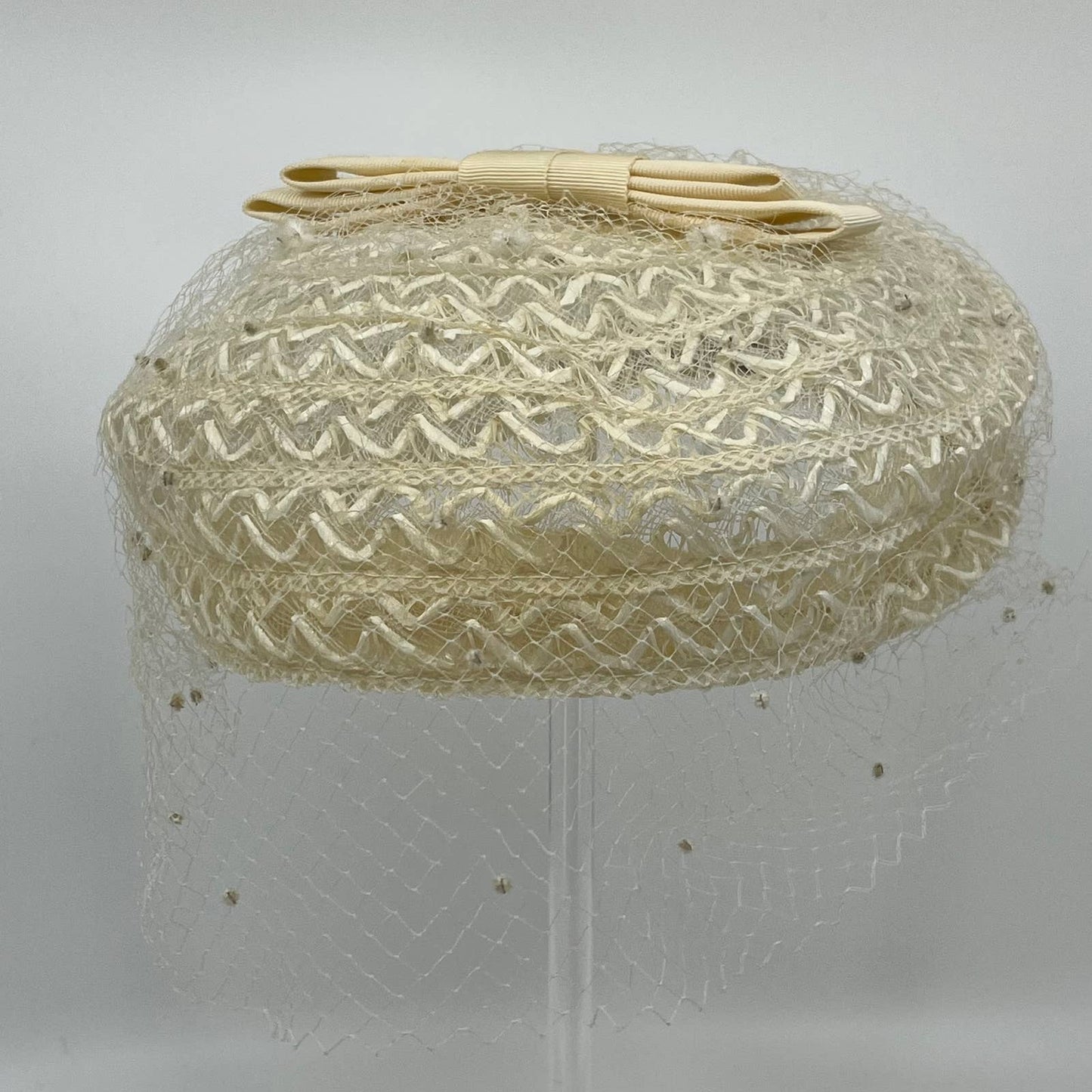 Vintage 1940s White Straw Weave Pillbox Hat with Veil and Bow HB1