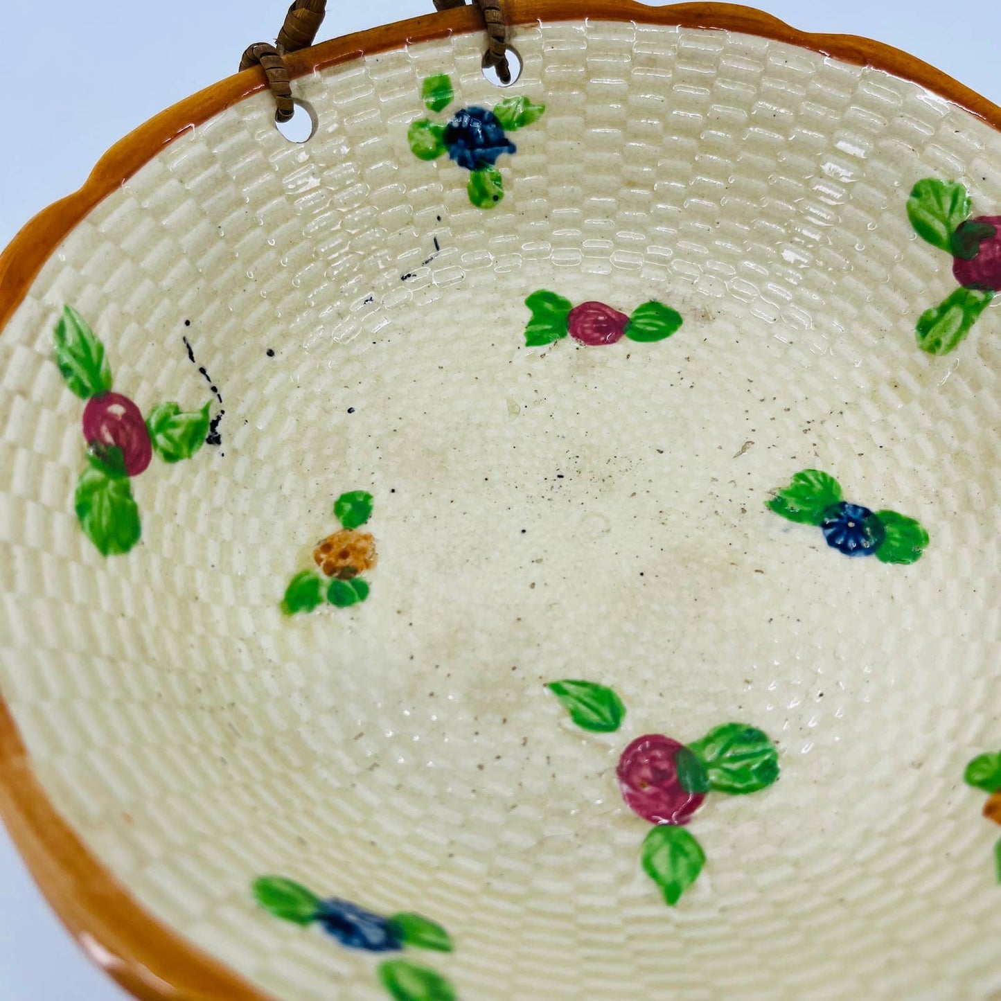 Vtg 1950s Ceramic Hand Painted Berries Basket Weave Bowl Wicker Handle 7” TC2