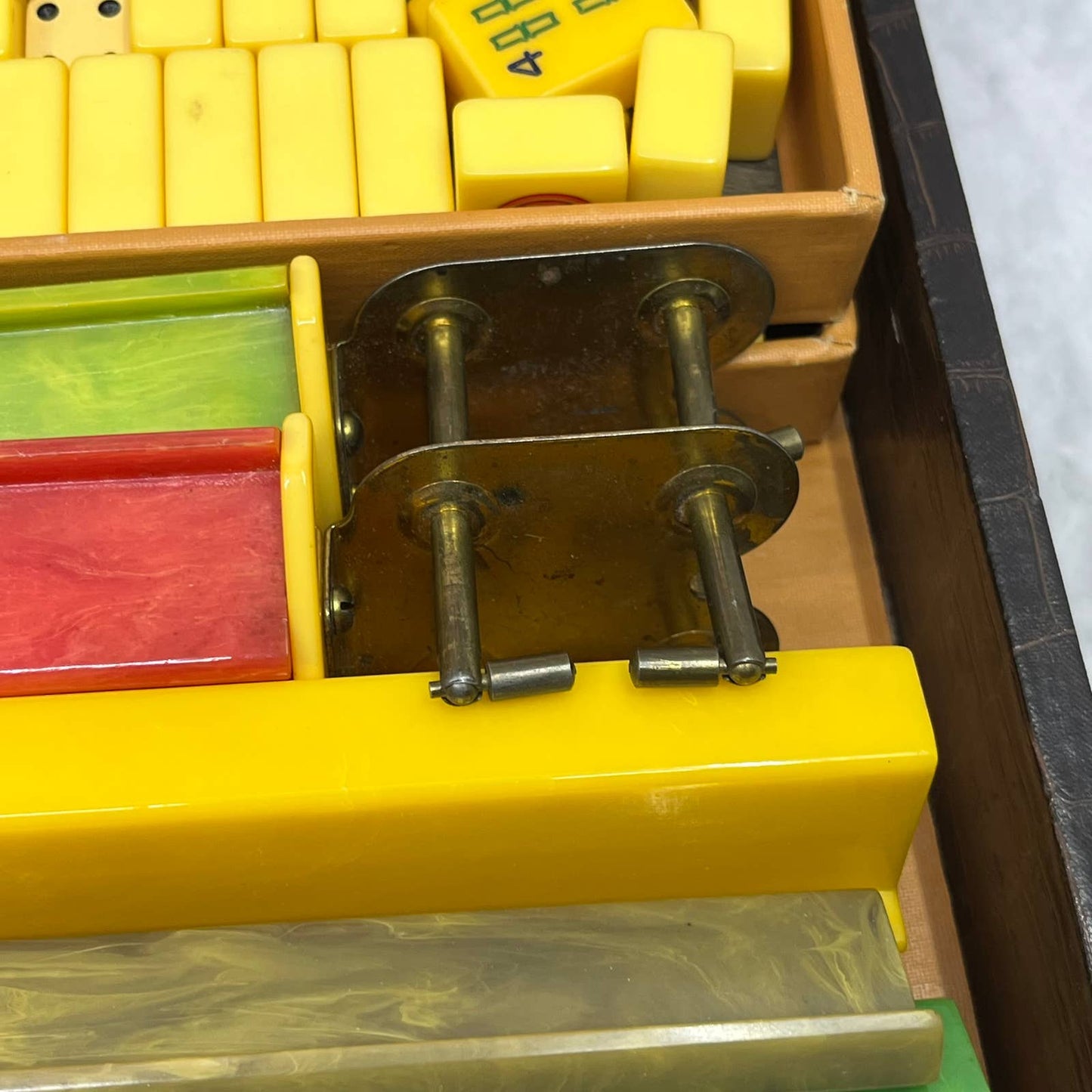 Vtg Butterscotch Bakelite Mahjong Set 156 Tiles, 5 Multicolor Racks, Dice, Cards