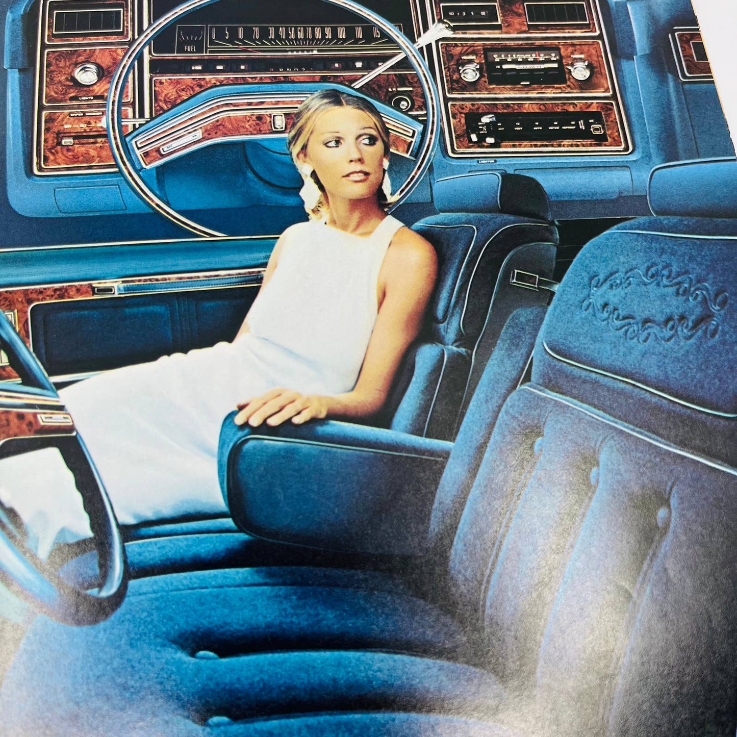 1975 Ford LTD Dealer Sales Brochure Full Color Pictures Fold Out Catalog BA3