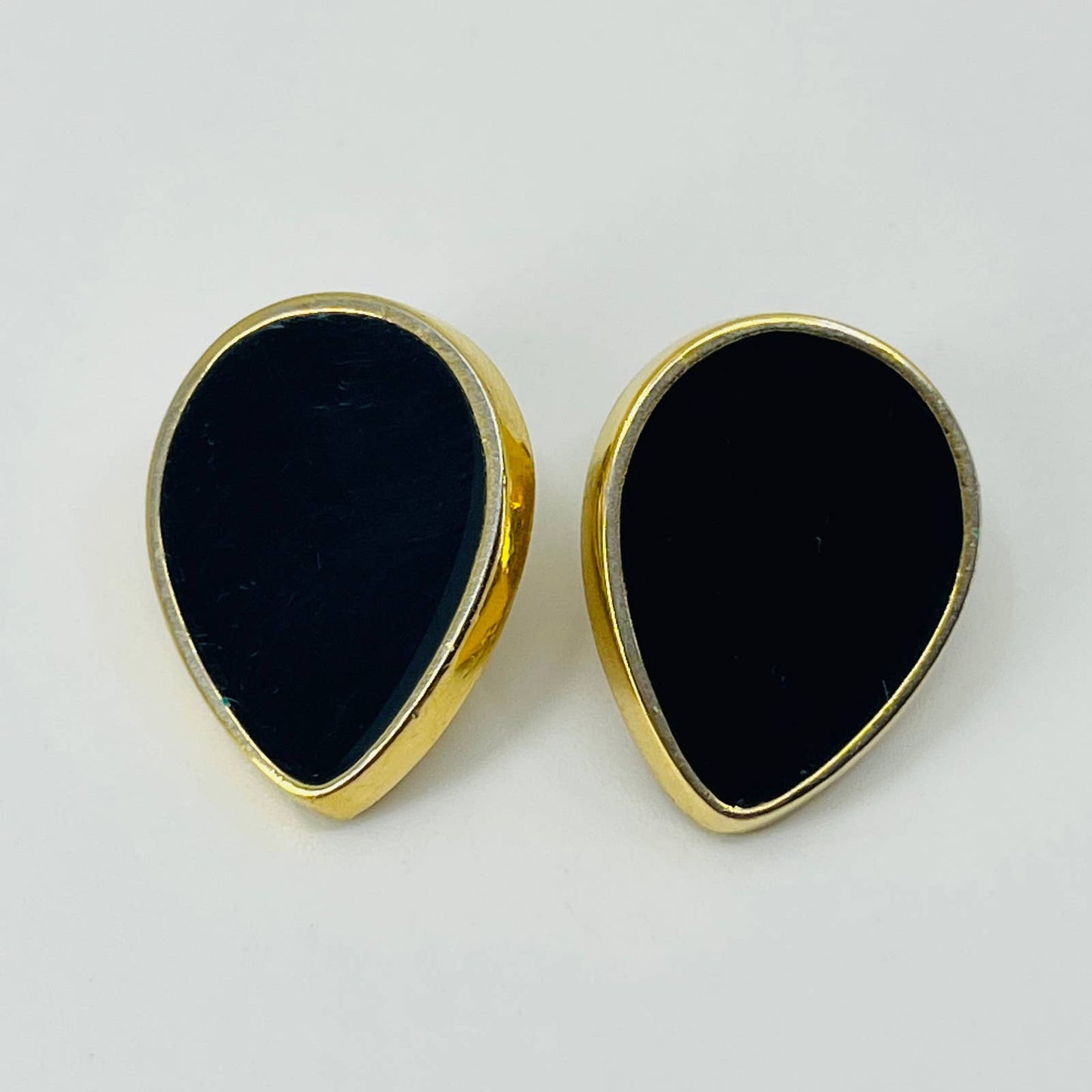 Vintage MCM Mod Gold Tone Teardrop Black Enamel Clip Earrings SB2