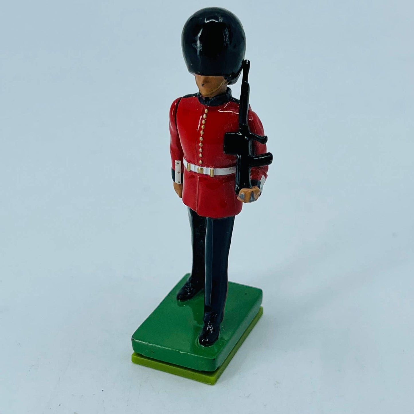 RARE 1988 Walt Disney Word Vintage British Guard Toy Metal Soldier SB5