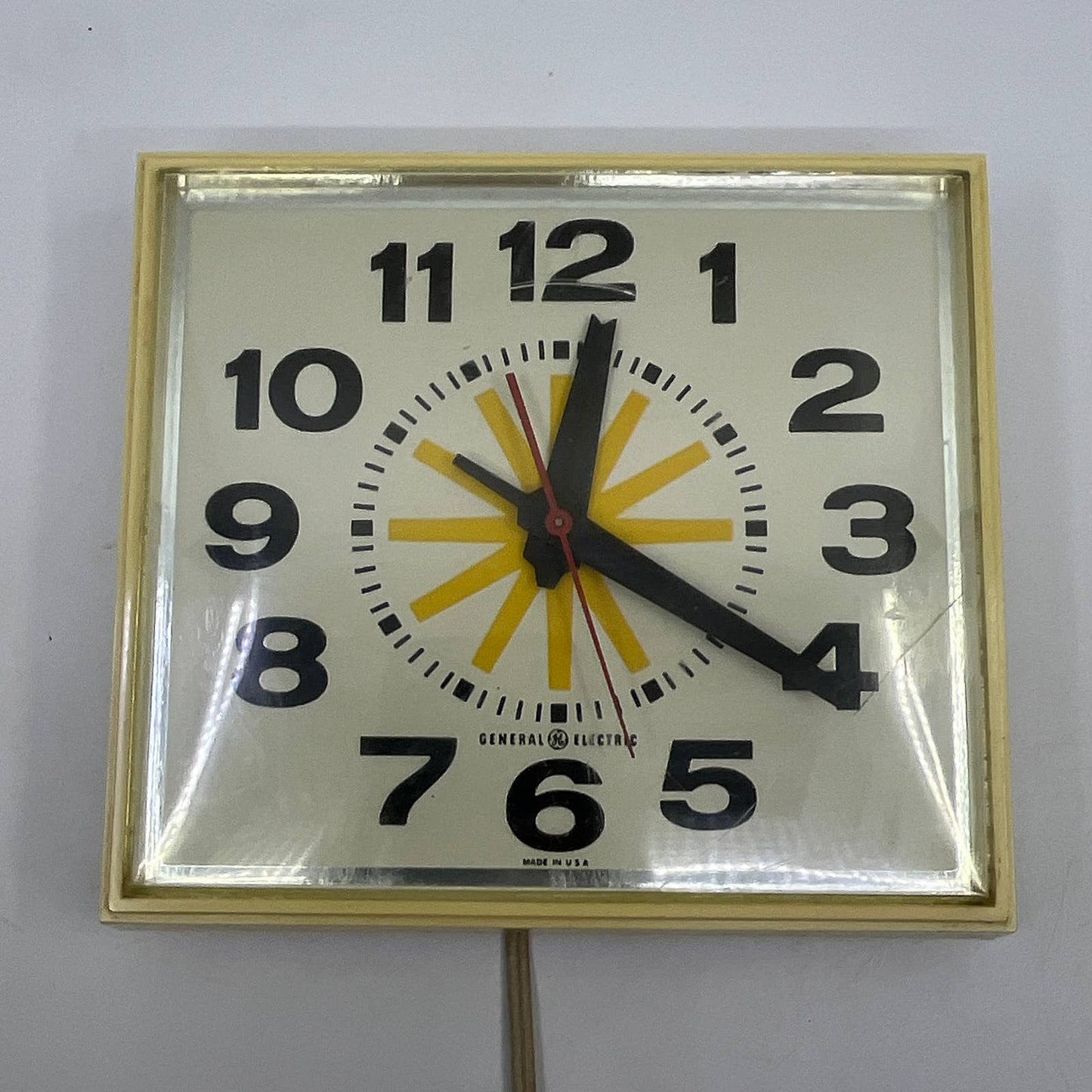 1950s MCM General Electric Kitchen Wall Clock WORKS 6.5” TH5