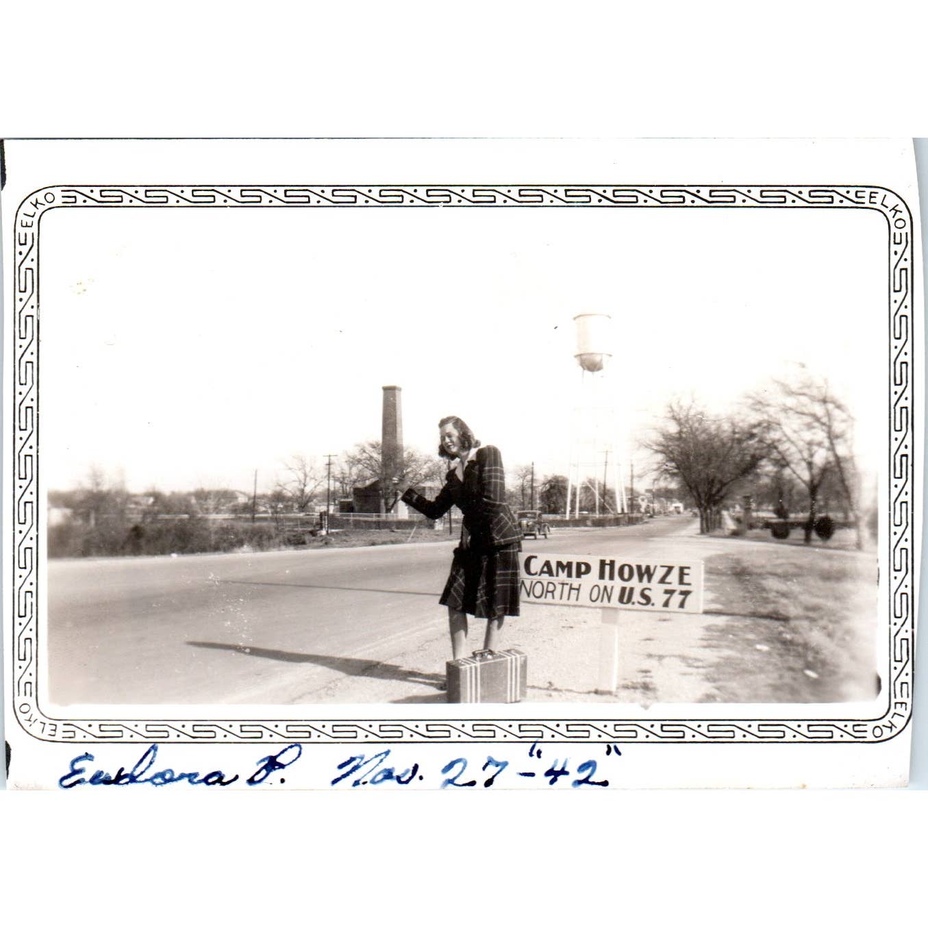 1942 WWII Photo of Woman "Eudora" Hitchhiking Near Camp Howze Hwy 77 3x4 SE5