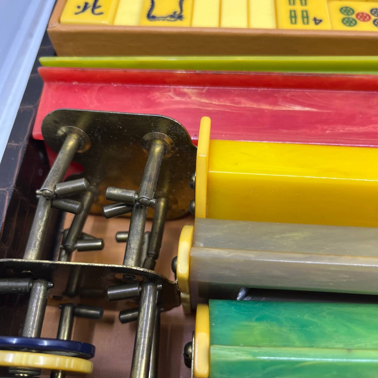 Vtg Butterscotch Bakelite Mahjong Set 156 Tiles, 5 Multicolor Racks, Dice, Cards