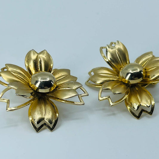 Vintage MCM Mod Gold Tone 3D Flower Clip Earrings SB2