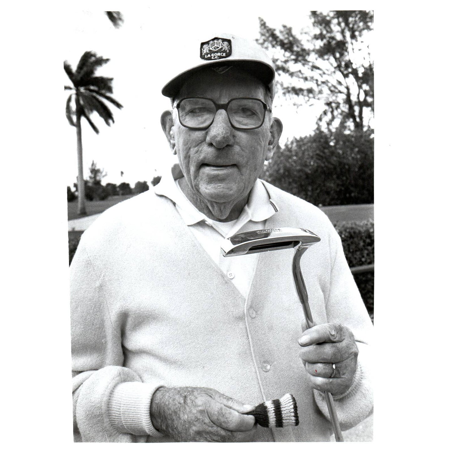 1983 Press Photo Golf Claude Pepper With Favorite Gold Putter La Gorce 8x10" AD2