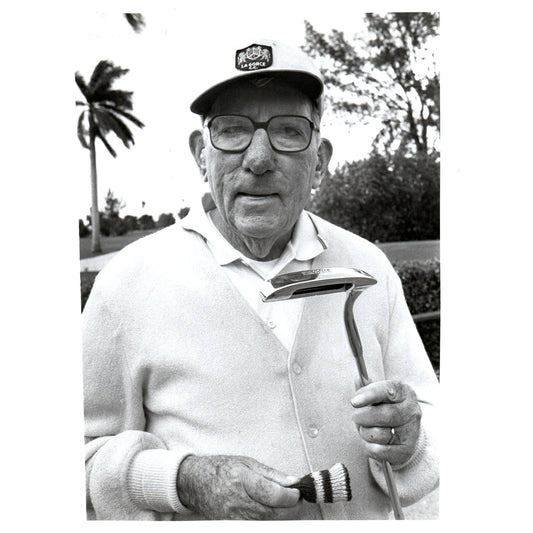 1983 Press Photo Golf Claude Pepper With Favorite Gold Putter La Gorce 8x10" AD2