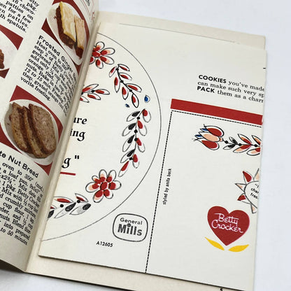 1958 Betty Crocker Country Kitchen Cookie Recipes w/ Gift Wrap Insert TF7