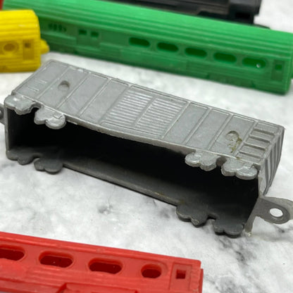 1950s Lot of 8 Plastic Zephyr Train Locomotove Toys 4" TJ9