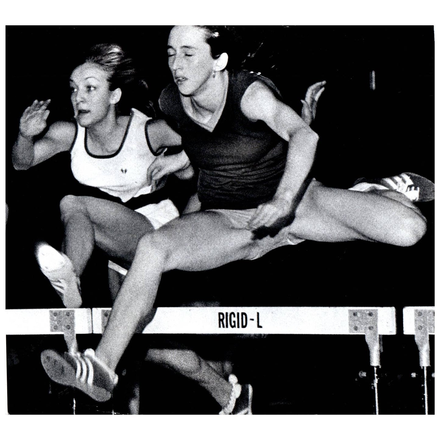 1975 Original Press Photo Track Hurdles Jeanine Shepard Barbara Bangs 8x10 AD2