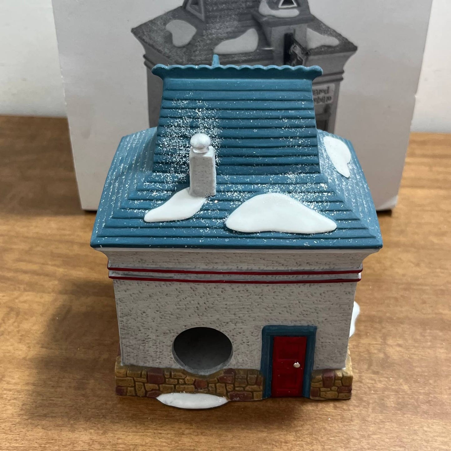 Department 56 North Pole Series Beard Barber Shop #5634-0 w/ Box, Light & Flag