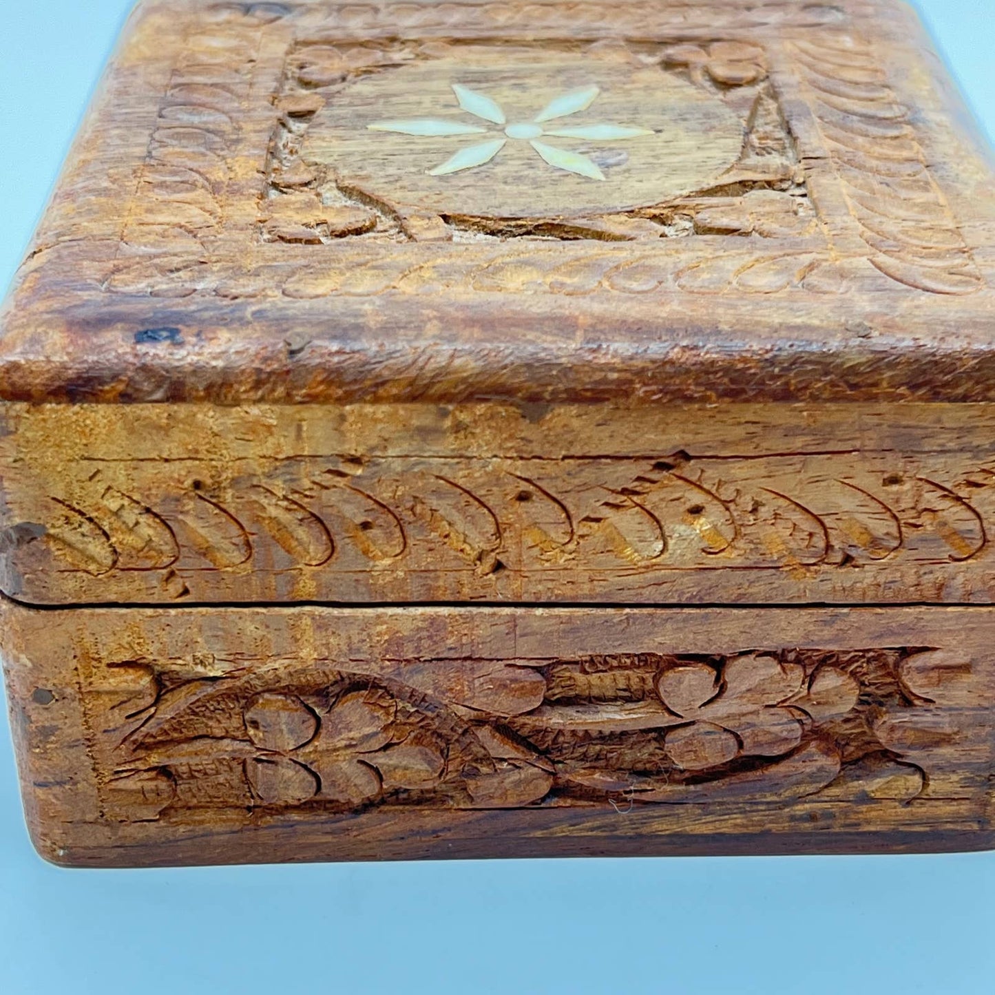 Vintage Teak Wood Carved Trinket Box Mother of Pearl Inlay India 4x4x2” TE5