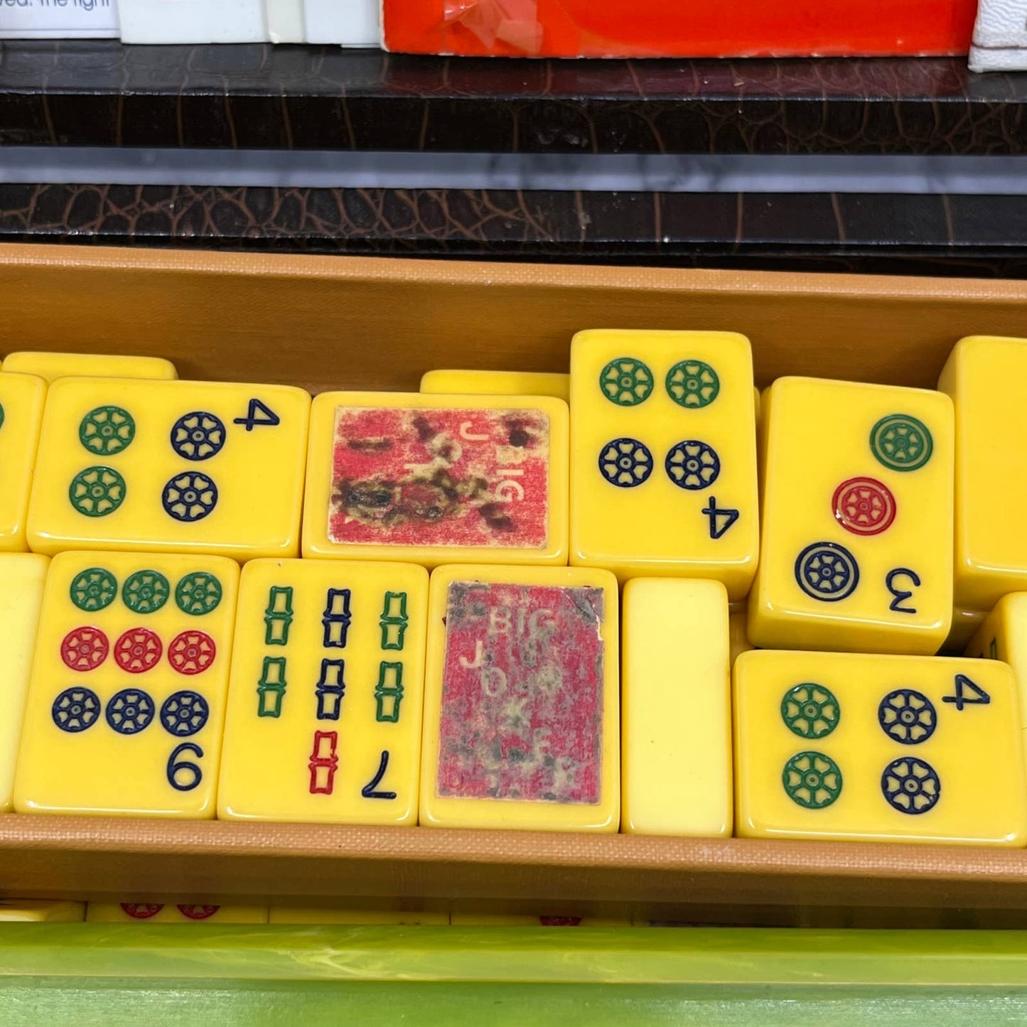 Vtg Butterscotch Bakelite Mahjong Set 156 Tiles, 5 Multicolor Racks, Dice, Cards
