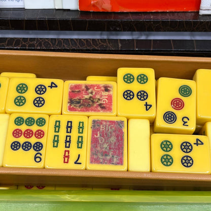 Vtg Butterscotch Bakelite Mahjong Set 156 Tiles, 5 Multicolor Racks, Dice, Cards