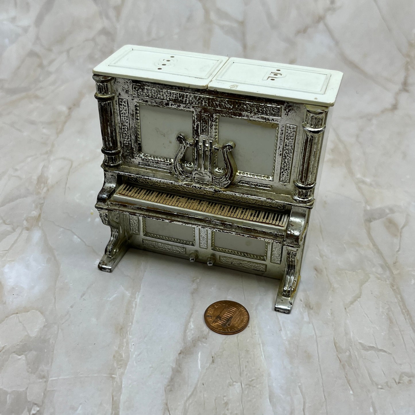 Vintage Piano Salt and Pepper Pop Up Shakers Davis Products USA Plastic TA9