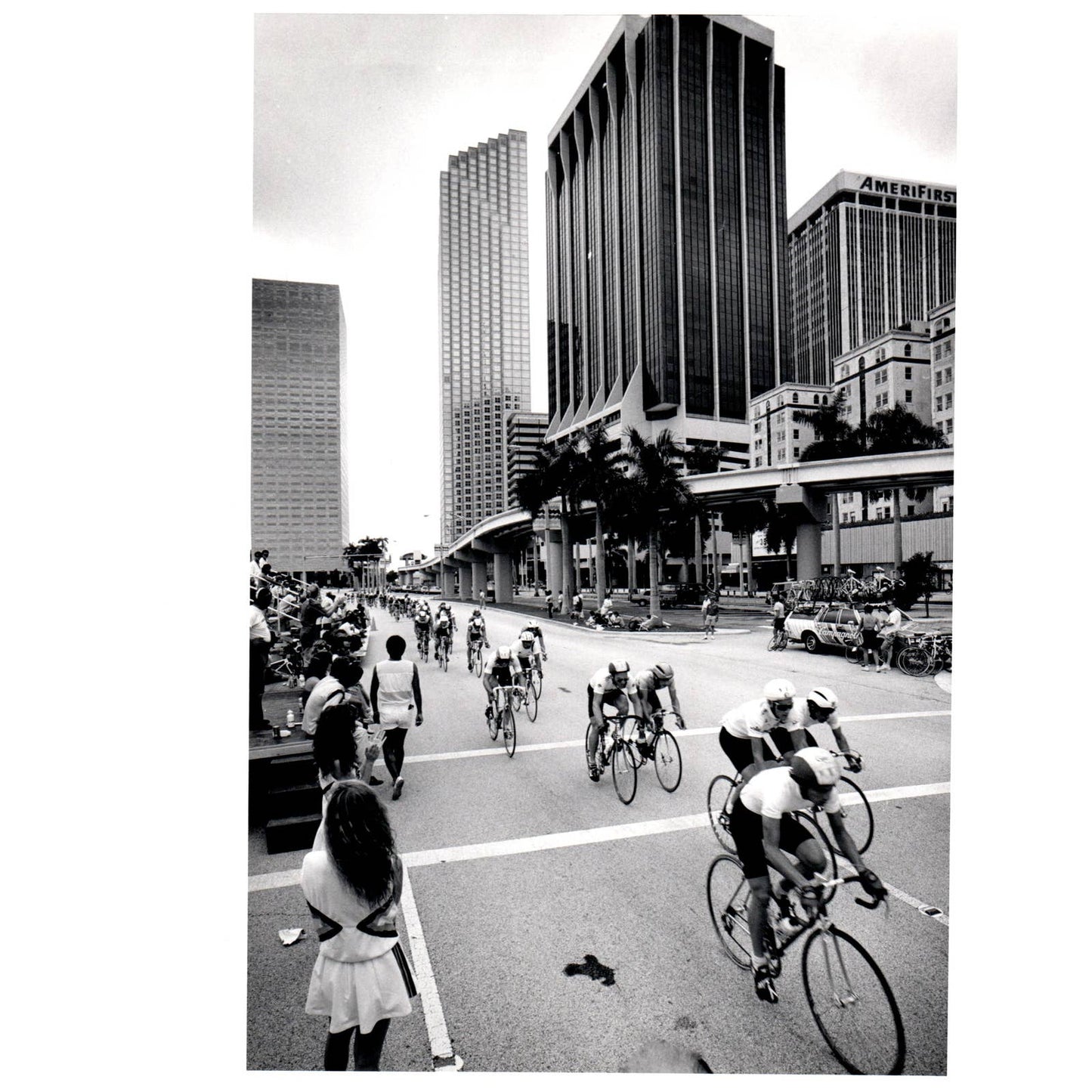 1987 Press Photo Cycling Bike Race One Biscayne Tower Miami FL 8x10" AD3