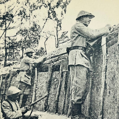 c1918 Postcard WWI French Soldiers in Trench La Grande Guerre En Champagne PA9