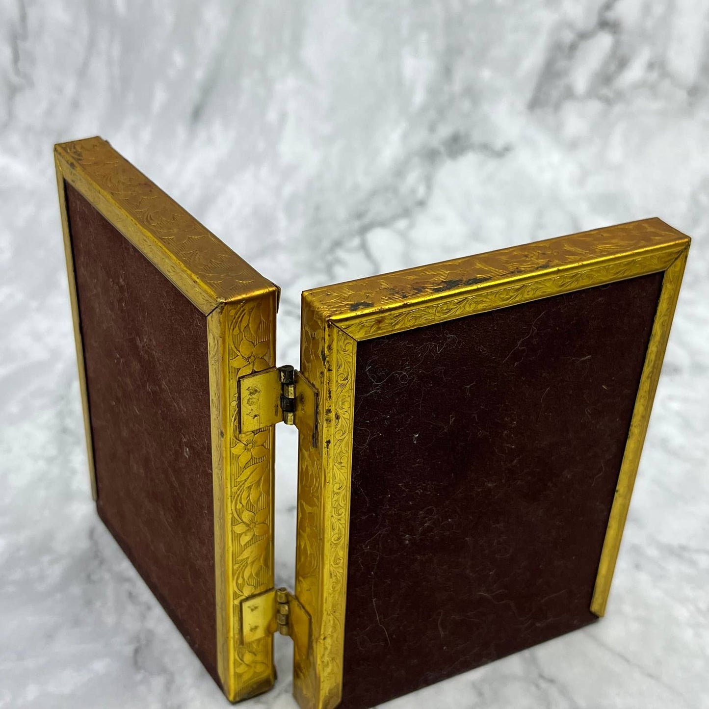 Vintage 1960s-70s Bi-fold Brass Photo Frame With Pet Cats 4.5x7 TE3