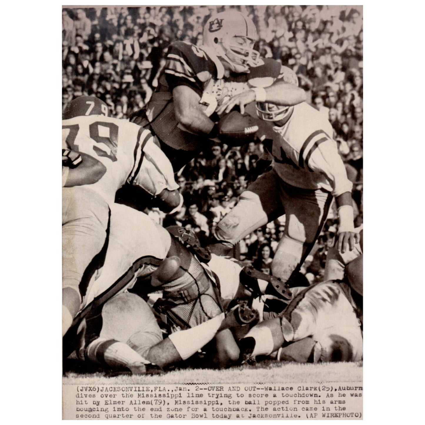 1971 Press Photo Football NCAA Auburn Wallace Clark hit by Elmer Allen 7x9" AD3