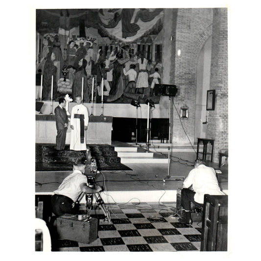 c1960 Press Photo Arnold Snyder Bishop Alfred Vogeli Paradise in Chains TJ7-2